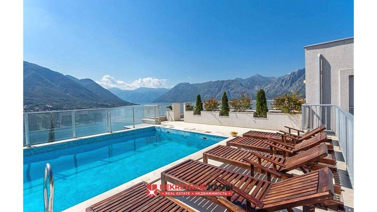 Two-Bedroom Apartment of 74 m² in a Complex with Three Pools, Dobrota, Kotor